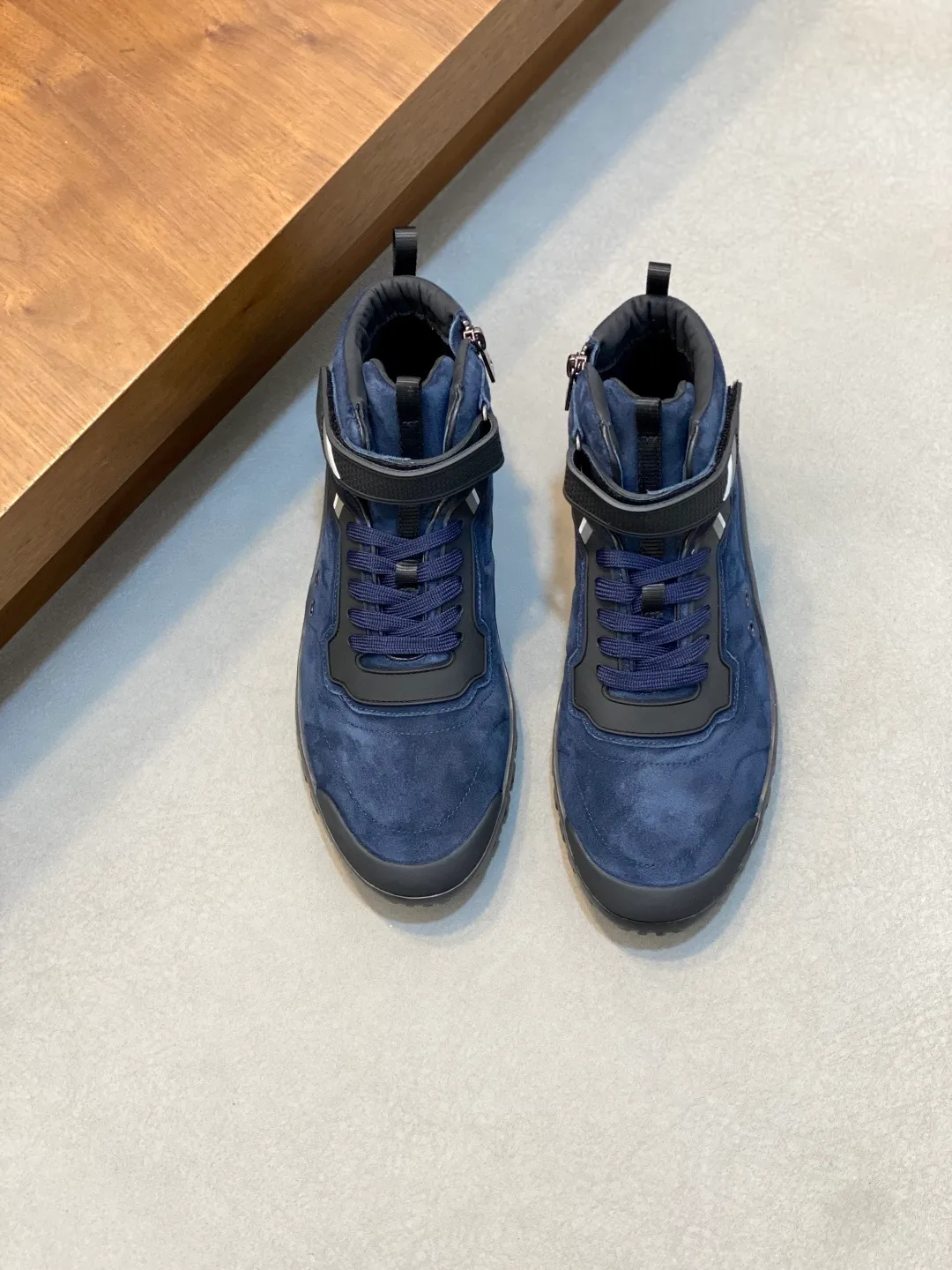 Men's shoes 💰860 Prada/Prada's new men's patchwork casual sports boots! The shoe's exquisite stitching outlines a unique geometric texture, and contemporary lines and details reinterpret the classic sports style. The upper is made of ultra-official material, and the lining is full cowhide. It is lightweight, breathable, practical and versatile. The tongue is decorated with the Prada Milano logo, and the logo print is embellished with the laces. It is paired with a 2.5cm two-color rubber sole to create a comfortable wearing experience. Comes with full set of original packaging dust bag! Size: 39-40-41-42-43-44 (45 customized) standard leather shoe size